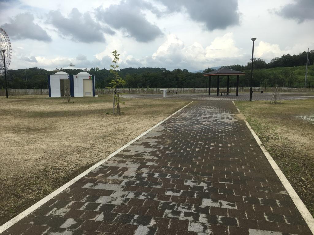 一ノ井1号（いちのいいちごう）公園内の舗装された歩道とその奥に見えている東屋の写真