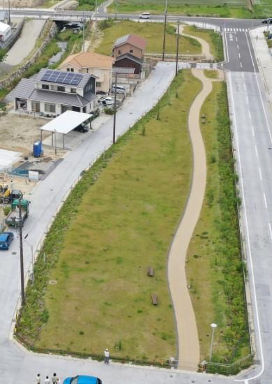 敷地一面に芝生が敷き詰めてある公園西駅1号公園を上空から写している写真