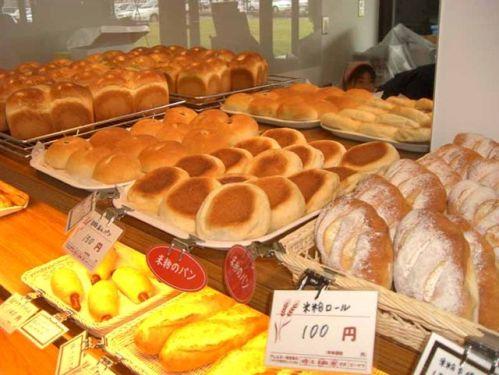 マルや長方形など様々な形をしたパンが並べられている写真