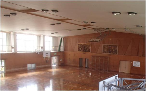 天井に白い板が張ってある施工前の体育館の中の写真