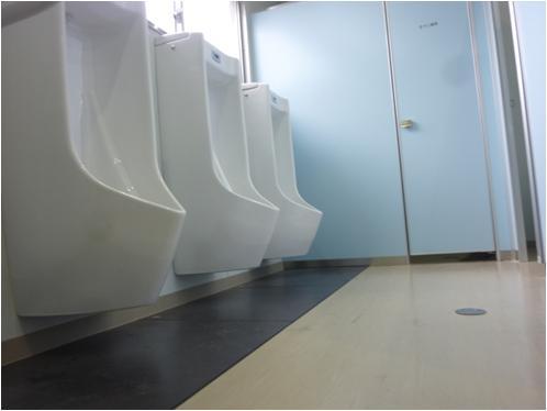 水色の壁に代わり、新しい男性用便器が3台並んでいる男子トイレの写真