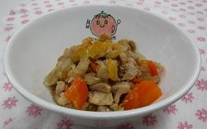 白い皿の上に、調理された鶏もも肉や野菜が盛りつけられたチキンのマーマレード煮の写真