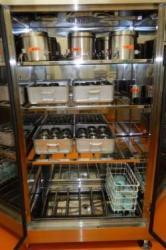 アレルギー対応食専用の清潔な食器が保管されている保管庫の写真
