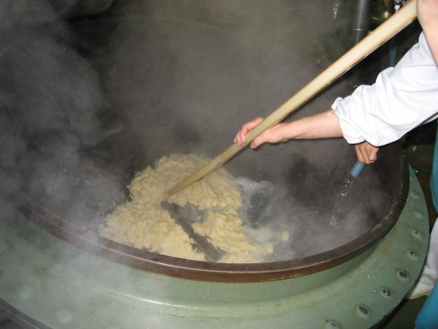 大きな釜の中で、煎った小麦粉とガーリックをバターで炒めている写真