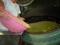 キレイに洗った大豆を大きな釜に投入している写真