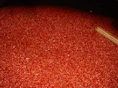 鮮やかな赤色の大量の小豆の写真