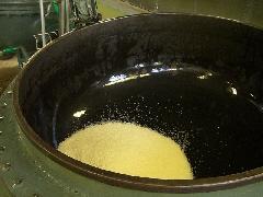 大きな釜の中に大量のお米が投入された写真