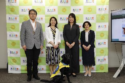 日本介助犬協会の記者発表の際の記念撮影写真
