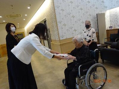 100歳になられる方に記念品等を渡している際の写真