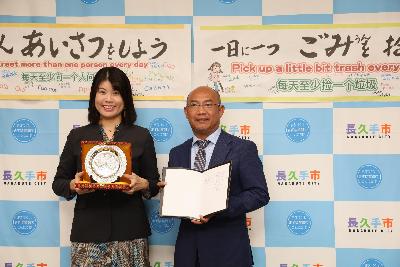 市長とカンボジア王国スヴァイリエン州トッチ・ホリバー副知事との記念撮影写真