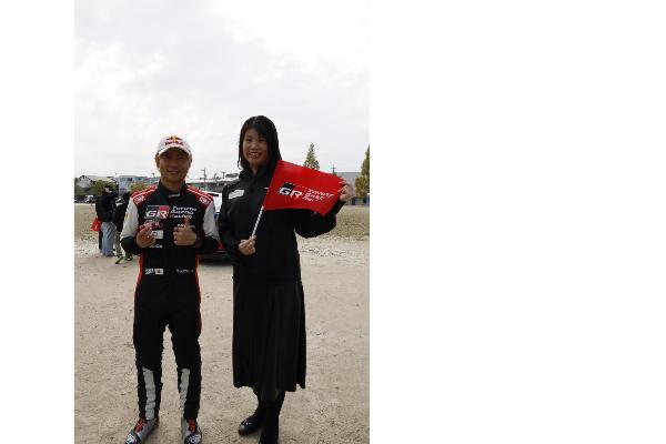 勝田貴元選手との記念撮影時の写真