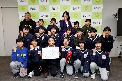 長久手ミニバスケットボールチームの皆さんとの写真