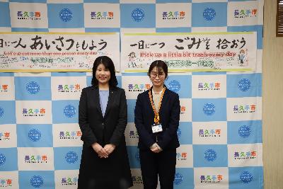 瀬川主任を激励し,記念撮影した写真