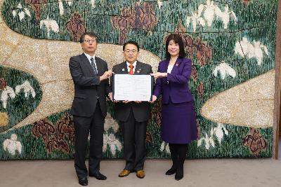 大村愛知県知事と大島株式会社ジブリパーク社長との写真