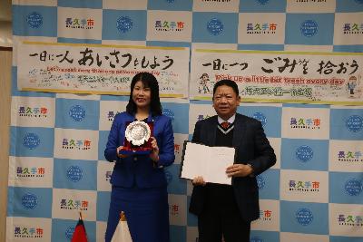 カンボジア王国プノンペンのホット ハァー副都知事との記念撮影写真