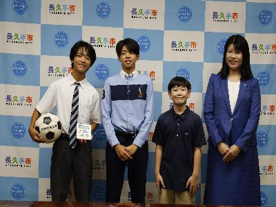 南中3年生の須戸さんと南山中学の谷口さんジュニアサッカー世界大会の報告に来てくださりました。