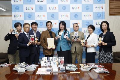 ヒカ碁寄贈プロジェクト様より、漫画『ヒカルの碁』と碁石セットをご寄贈いただきました。