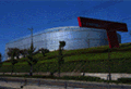 建物の角が丸みを帯びている大きな博物館の建物を外側から撮影した写真