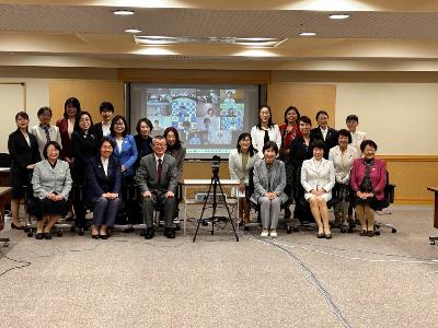女性市長によるこども・子育て施策に関する懇談会に出席しました。