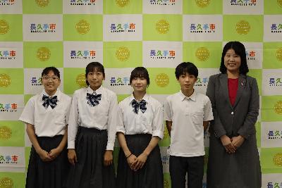 南中学校及び北中学校の生徒の皆さまが様々な大会において優秀な成績を収めた報告にお越し頂きました。