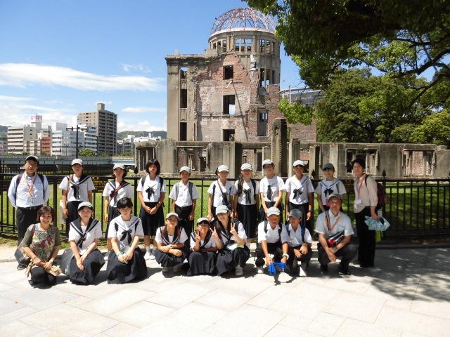 原爆ドームの前で生徒が2列に並んで写っている集合写真