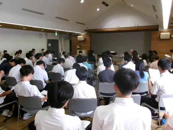 語り部の話を聞く様子