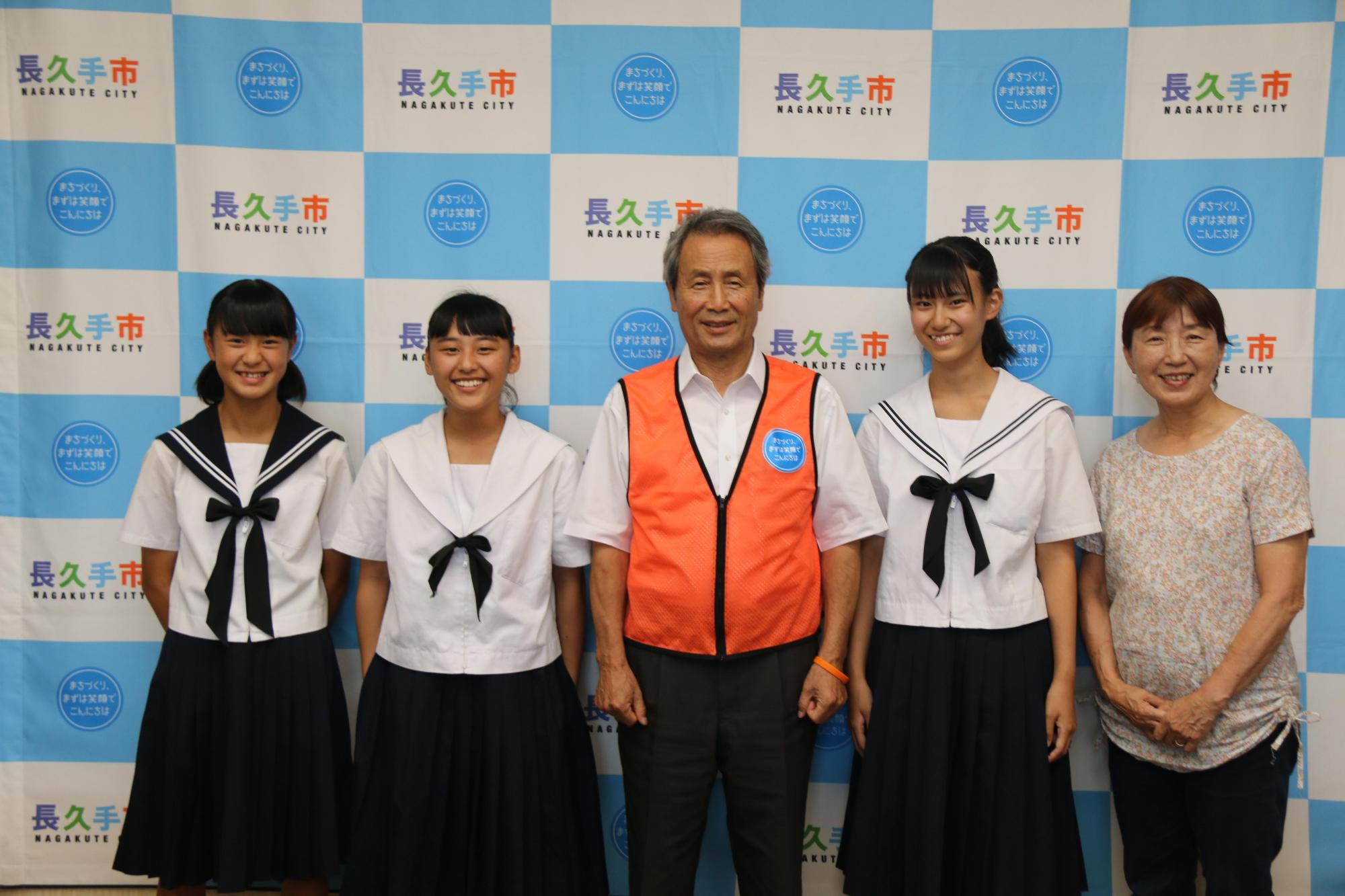 市長が真ん中で女子生徒3名と長久手市平和事業推進委員の女性が並んで、笑顔で写っている写真