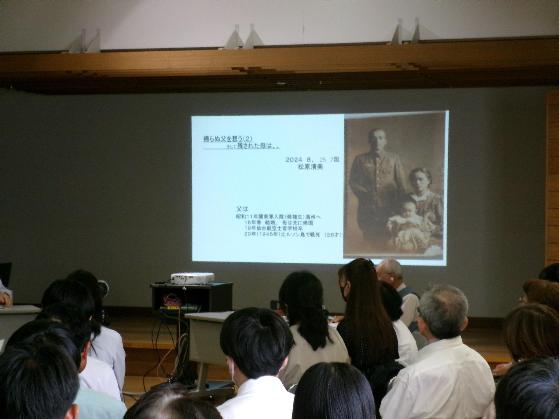 スクリーンを見ながら話を聞く様子